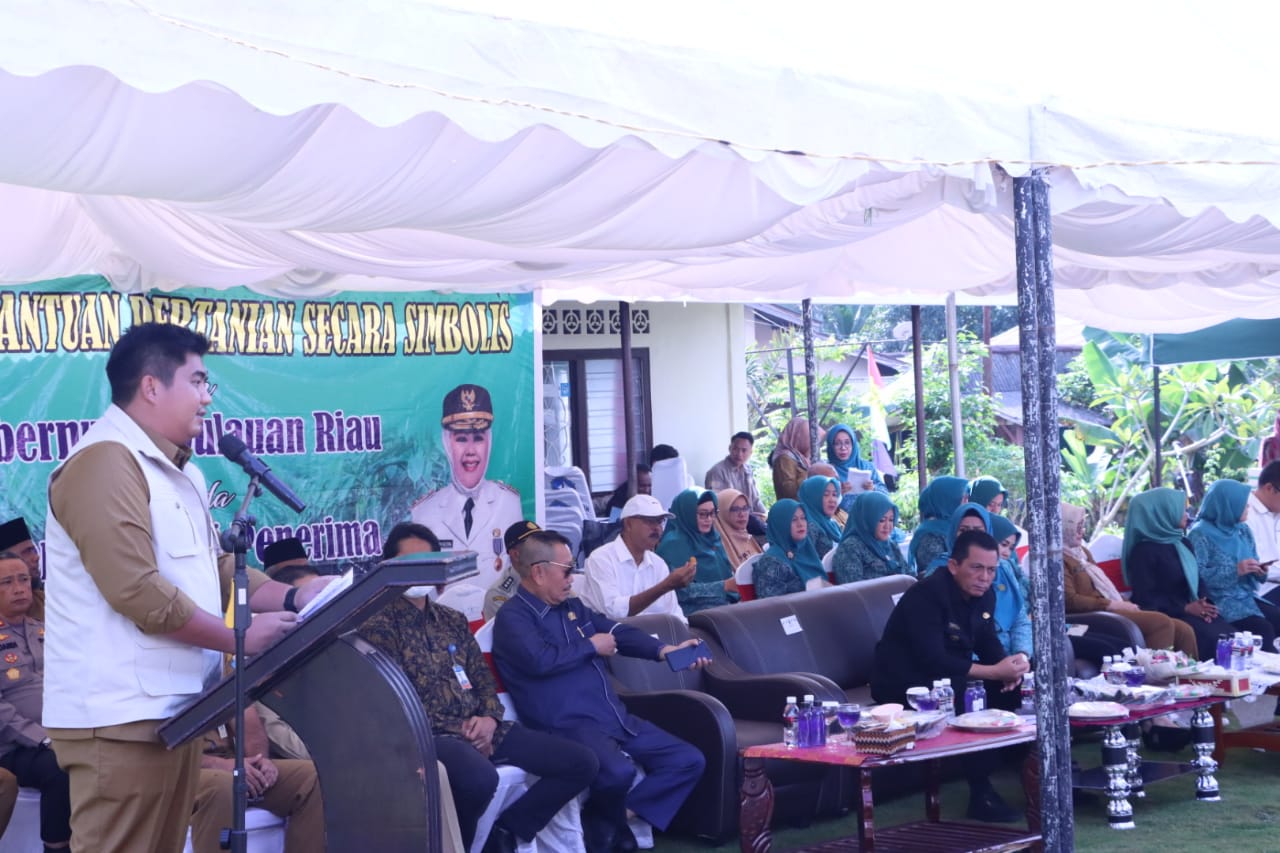 Gubernur dan Bupati Berikan Bantuan Pada Kelompok Tani di Bintan