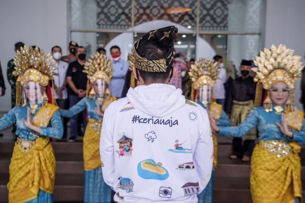 Pakai Jaket Ke Riau Aja, Sandiaga Uno diserbu Netizen
