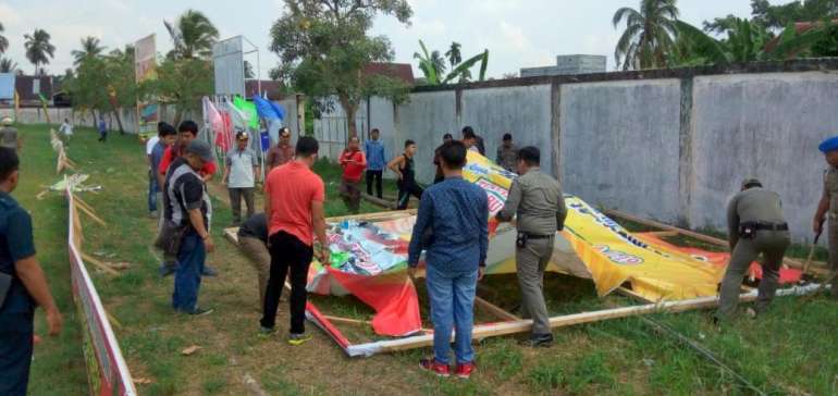 Panwaslu Rohil Tertibkan APK Cagub-Cawagub Riau di Kantor Parpol