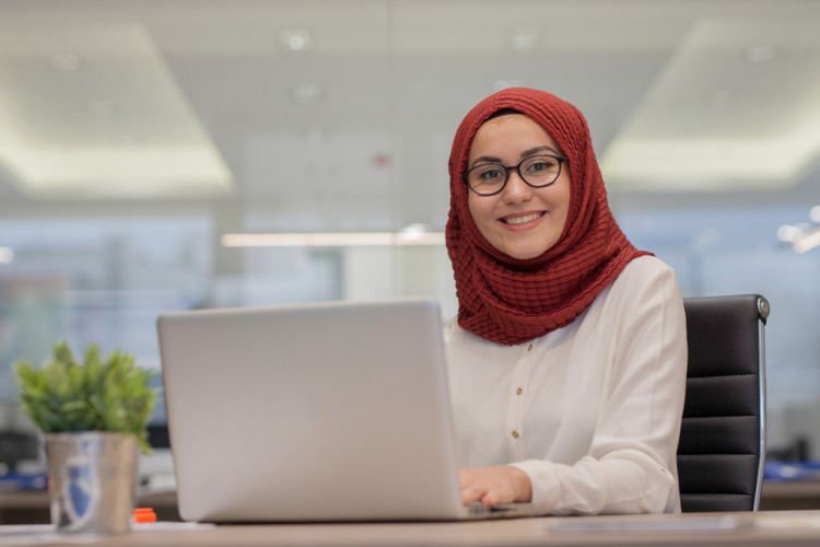 Tips Cantik Berkacamata Tanpa Mengganggu Hijab