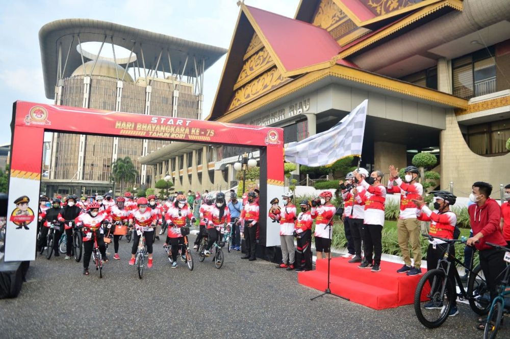 Semarak HUT Bhayangkara ke-75, Gubri Lepas Gowes Sehat