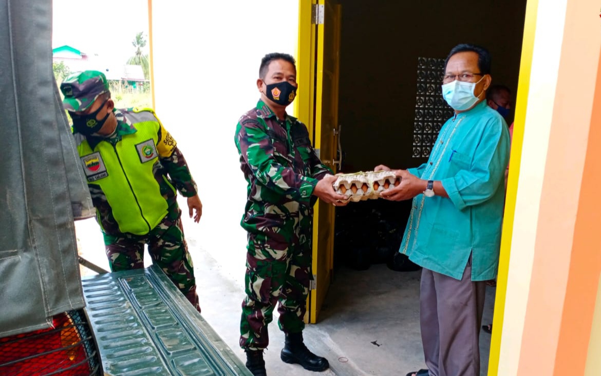 Koramil 02/0315 Bintan, Berikan Bantuan Sembako kepada 53 KK yang Isolasi Mandiri di Bintan Timur