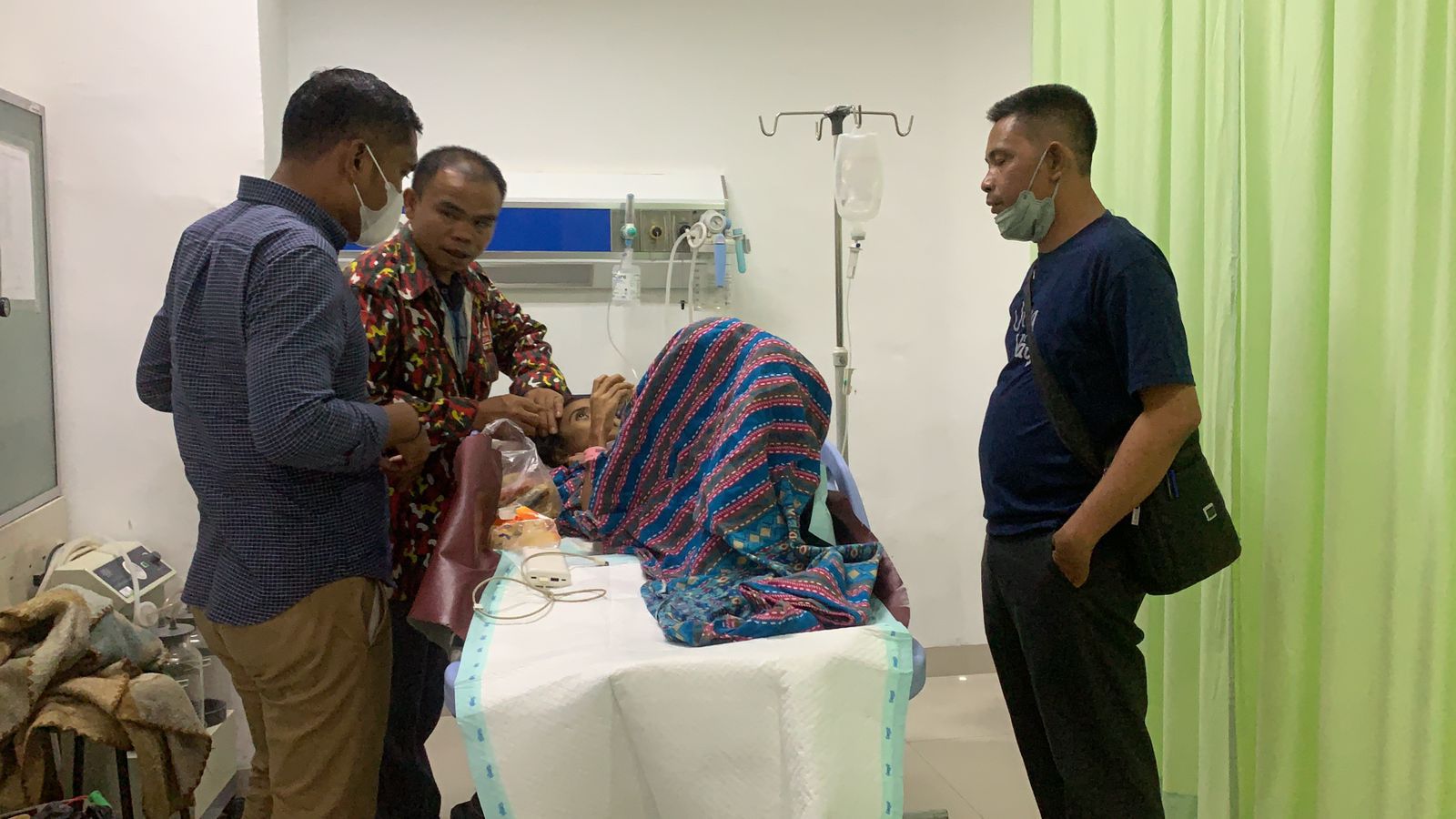 Aipda Leonar Gendong Tirta Berobat ke RS Setelah Tiga Bulan Terbaring Lemah dan Dirawat Seadanya
