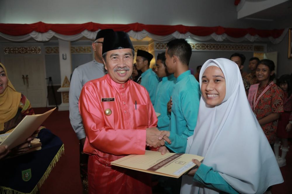 Gubri Berikan Penghargaan Pada Siswa Berprestasi se-Riau
