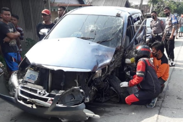 Lagi Nyapu Bengkel, Janda 2 Anak Tewas Ditabrak Mobil Tetangga dan Terseret 25 Meter