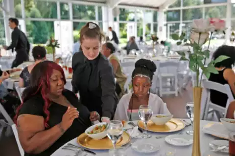 Batalkan Pernikahan, Perempuan Ini Sumbang Makanan Pesta untuk Ratusan Tunawisma