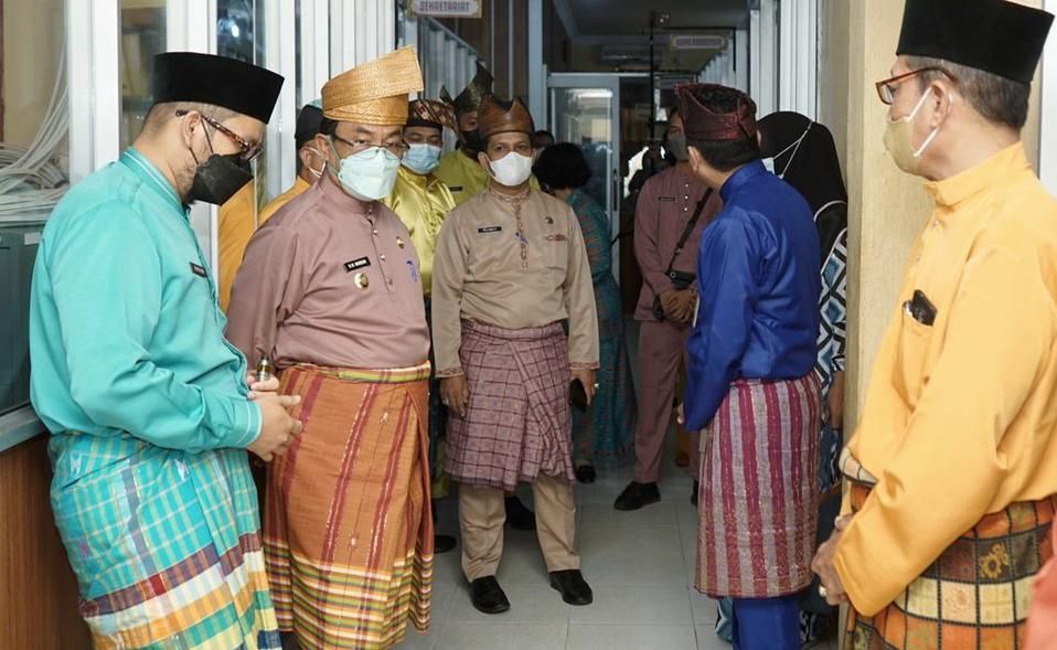 Bupati Inhil Muhammad Wardan Tinjau Pelaksanaan Klinik Putri di Kantor Disdagtri Inhil