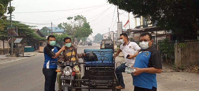PWI Pelalawan Bagi Bagi Masker Kepada Pengendara di Jalan Akasia