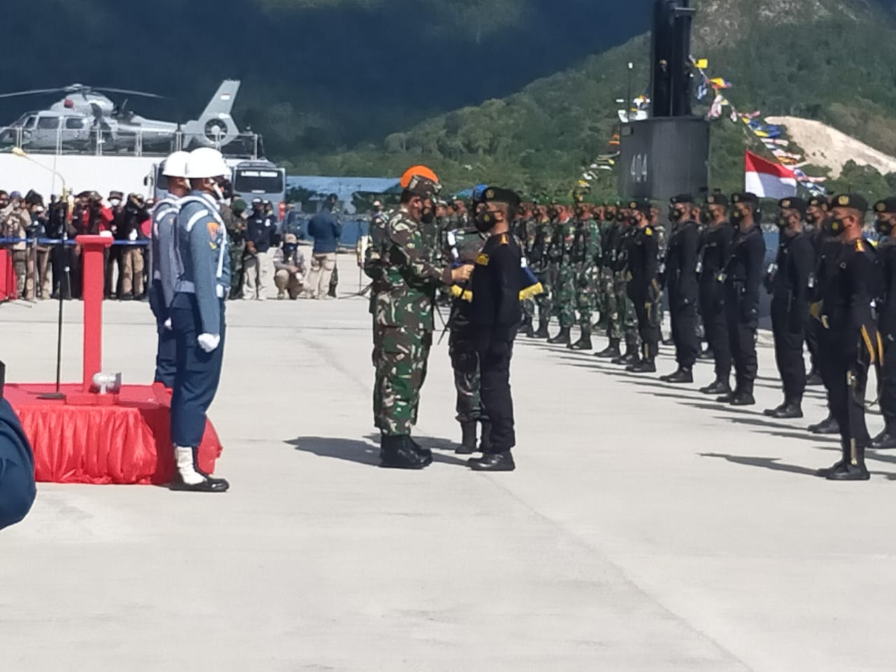 Panglima TNI Pimpin Upacara Peresmian dan Mengukuhkan Komandan KRI Alugoro - 405 di Faslabuh Lanal Ranai