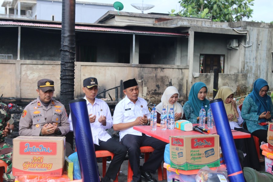 Bupati Inhil Herman Serahkan Bantuan kepada Korban Kebakaran di Tembilahan Hulu