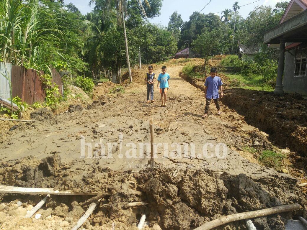 Jalan Desa akan Disemenisasi  dengan Dana APBN