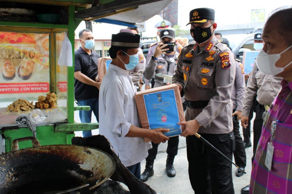 Polresta Pekanbaru Bagikan Sembako untuk Pedagang Yang Terdampak Covid-19