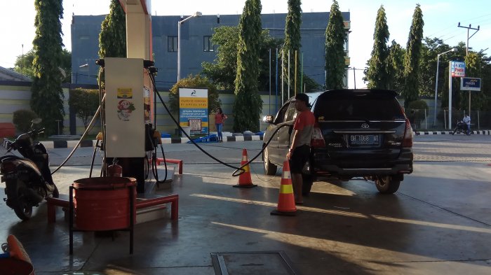 Berbahaya Bila Menggoyang Kendaraan Saat Isi BBM