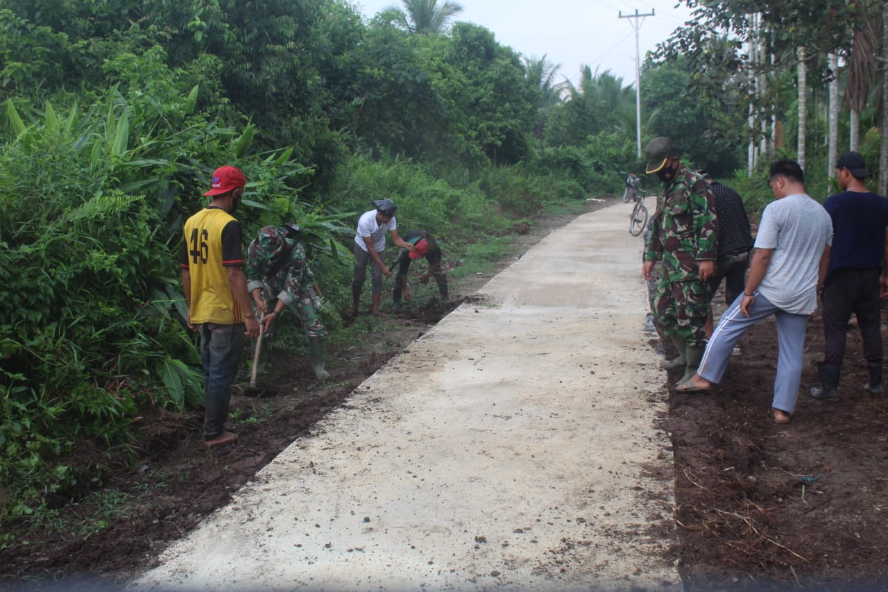 Antisipasi Kecelakaan, Jalan Hasil TMMD di Teluk Bunian Dibangun Berem
