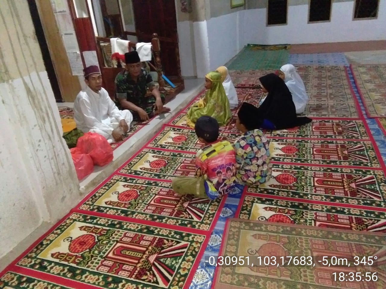 Anak-anak Senang TNI Ikut Mengajar Mengaji di Kampung