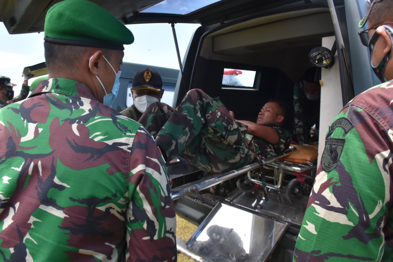 Aparat TNI Berhasil Evakuasi Nakes Korban Kekejaman KST Dari Distrik Kiwirok