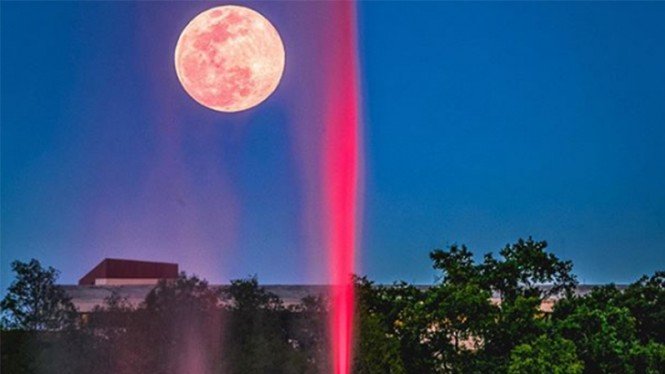 Indahnya Fenomena Super Pink Moon dalam Tangkapan Kamera