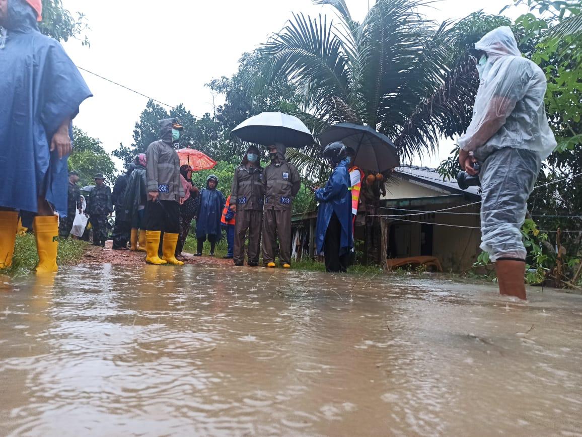 Lagi, Kapolres Tanjungpinang Turun Langsung ke Lokasi Banjir Ditengah Guyuran Hujan Deras