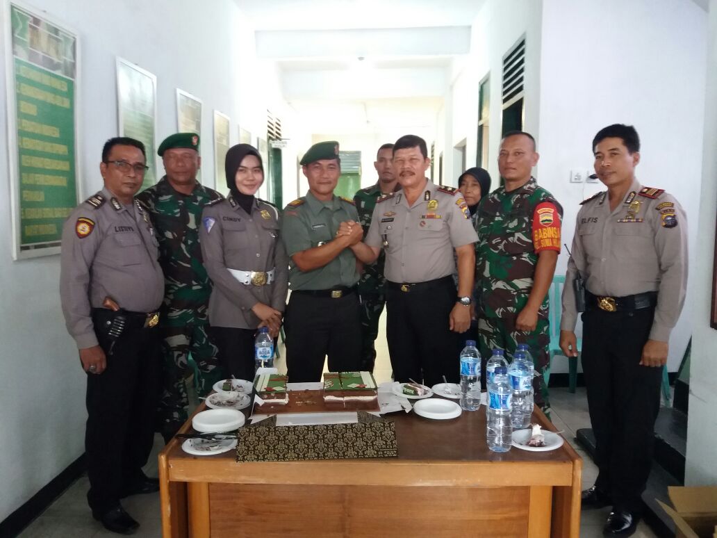 HARI JUANG KARTIKA  KE-72 TNI AD : Polsek Kota  antar Kue Ke Koramil 02/ Kota Pekanbaru 