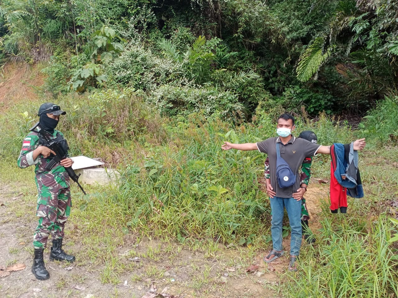 Dua Orang Pekerja Migran Indonesia Ilegal Diamankan Personel Satgas Pamtas Yonif 642/Kapuas