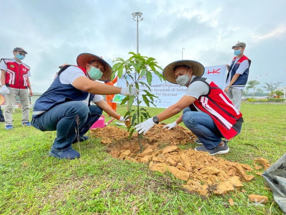 Lakukan Penghijauan, HK Tanam Pohon Mangga dan Jambu di Jalan Tol Pekanbaru-Dumai