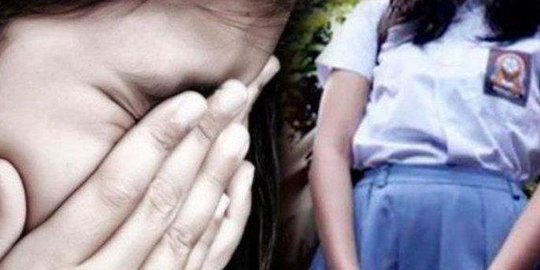 Tergoda Kecantikannya! Istri Syok Intip Suami Perkosa Anak dari Lubang