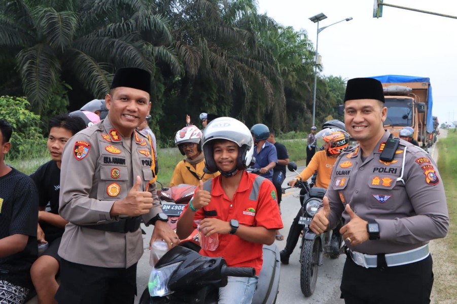 Ramadan Berkah! Polres Siak Bagikan 350 Takjil untuk Masyarakat