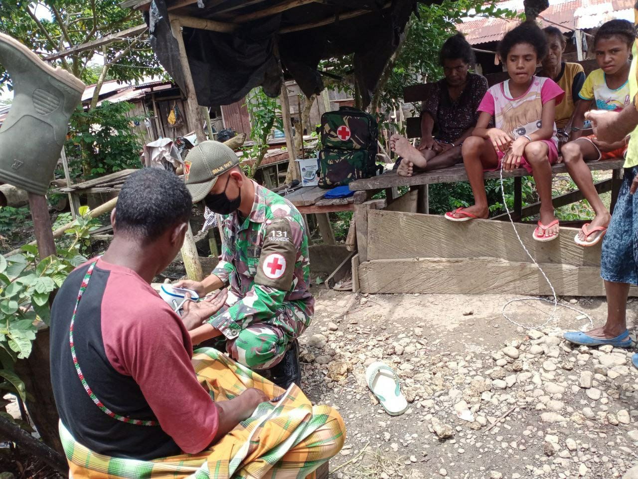 TNI Kunjungi Tokoh Masyarakat Dan Berikan Layanan Kesehatan Di Papua