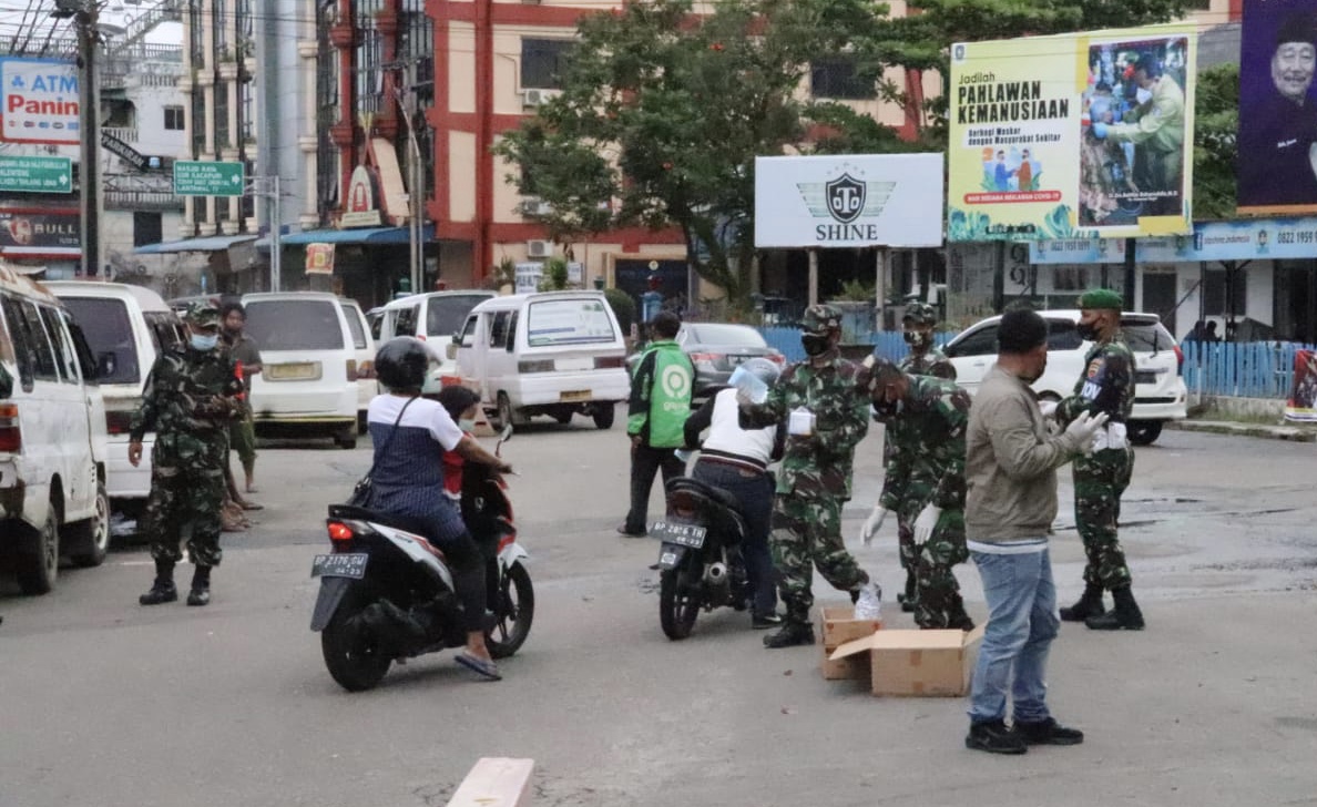 Kodim 0315/Bintan Bagikan 20 Ribu Masker dan Penyemprotan Disinfektan Skala Besar di Tanjungpinang