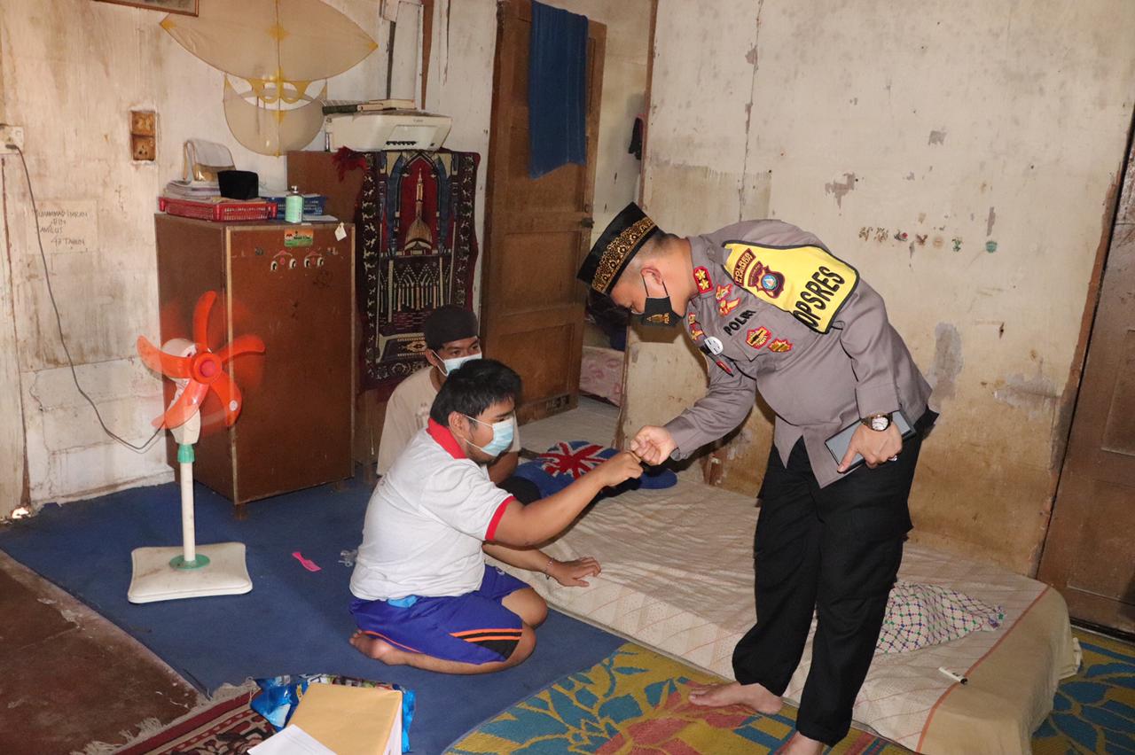 Jumat Berkah, Kapolres Karimun Kembali Berikan Bantuan Pada Penyandang Disabilitas