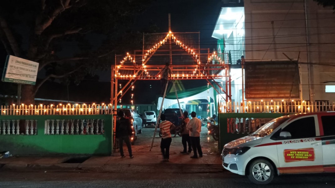 Semarak Ramadhan, Ansor Riau Nyalakan Lampu Colok