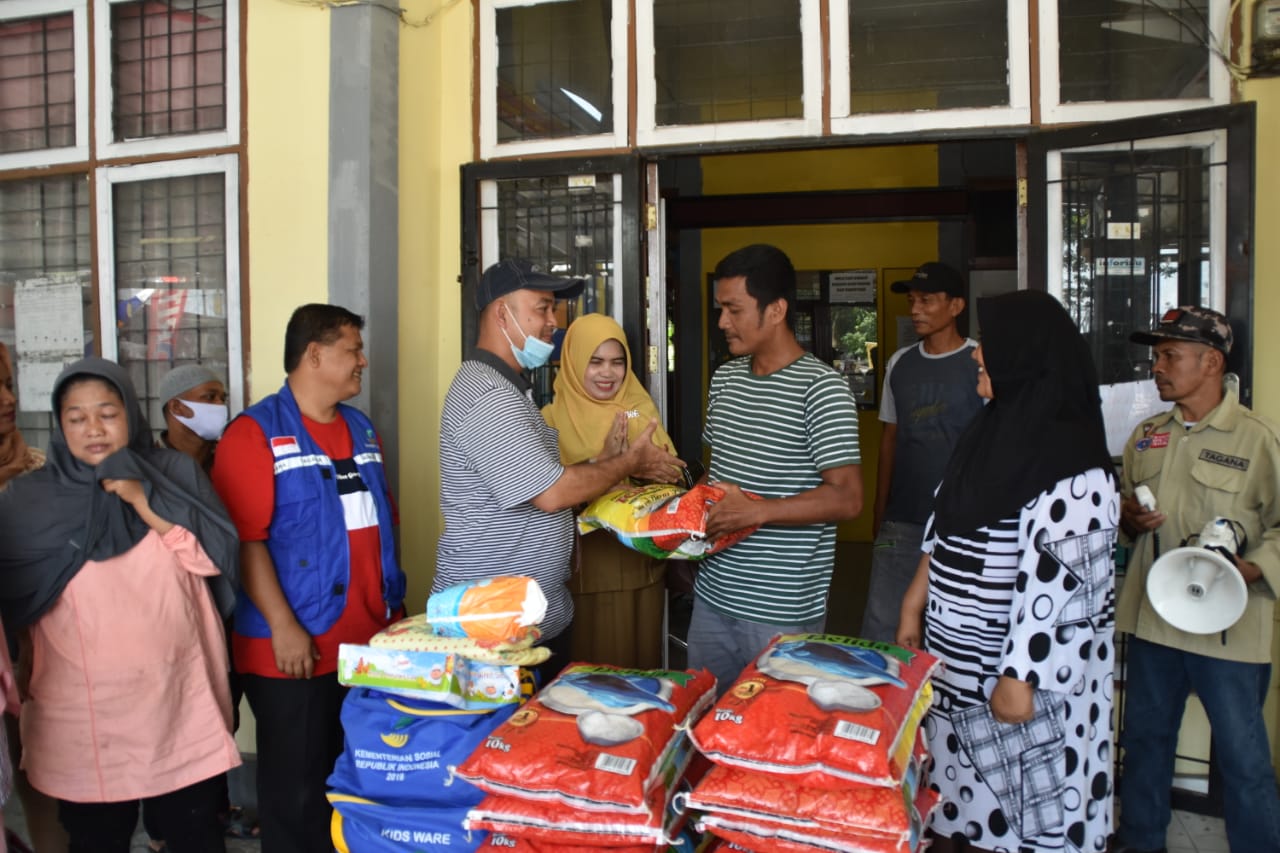 Ketua DPRD Kabupaten Kampar Ulurkan Bantuan Kepada Korban Puting Beliung di Tambang