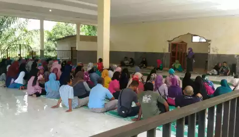 Biaya Baju Seragam SMP 15 Rumbai Tak Jelas, Wali Murid Gelar Aksi Protes