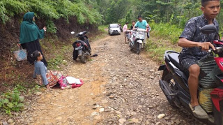 Sari yang Lagi Hamil Terpaksa Melahirkan di Pinggir Jalan, Ini Penyebabnya