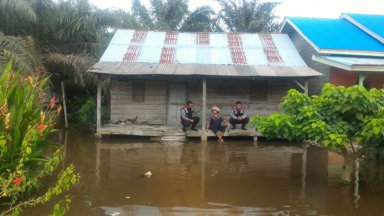 Bhabinkamtibmas Aiptu JJ Turnip dan Brigadir Syukri Sambangi Korban Banjir
