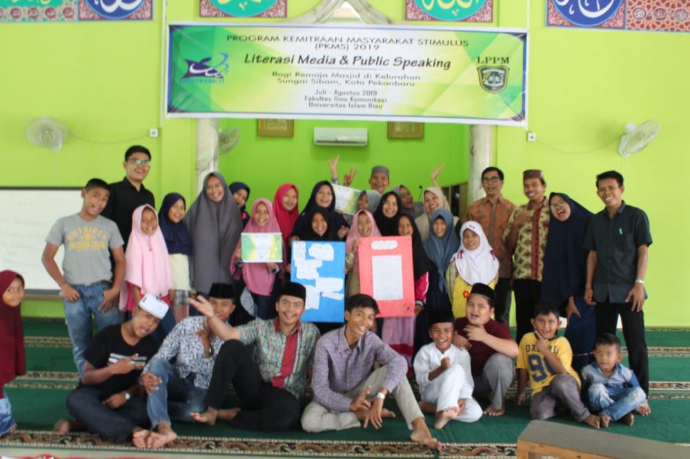 Fikom UIR Bekali Remaja Masjid Fastabiqul Khairat Pekanbaru Kemampuan Publik Speaking