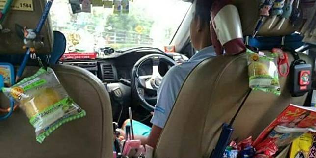 Sopir Taksi Kreatif, Jok Mobil Jadi Pajangan Cemilan