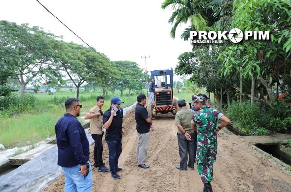 Pj Bupati Inhil Herman Harapkan Pengerjaan Semenisasi Jalan di Kelurahan Benteng Segara di Gesa