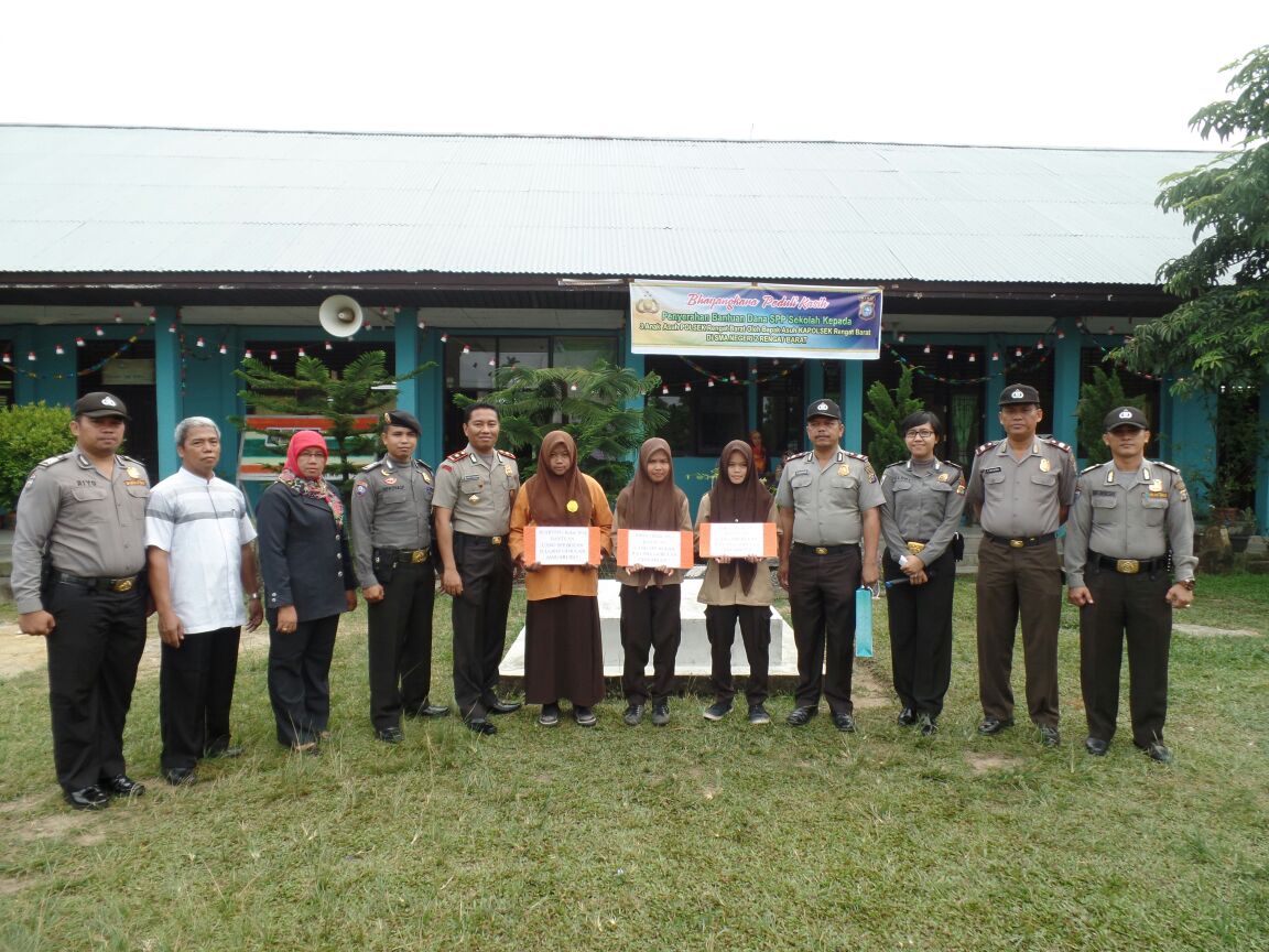 Polsek Rengat Barat Berikan Bantuan Dana SPP di SMAN 2 Rengat Barat