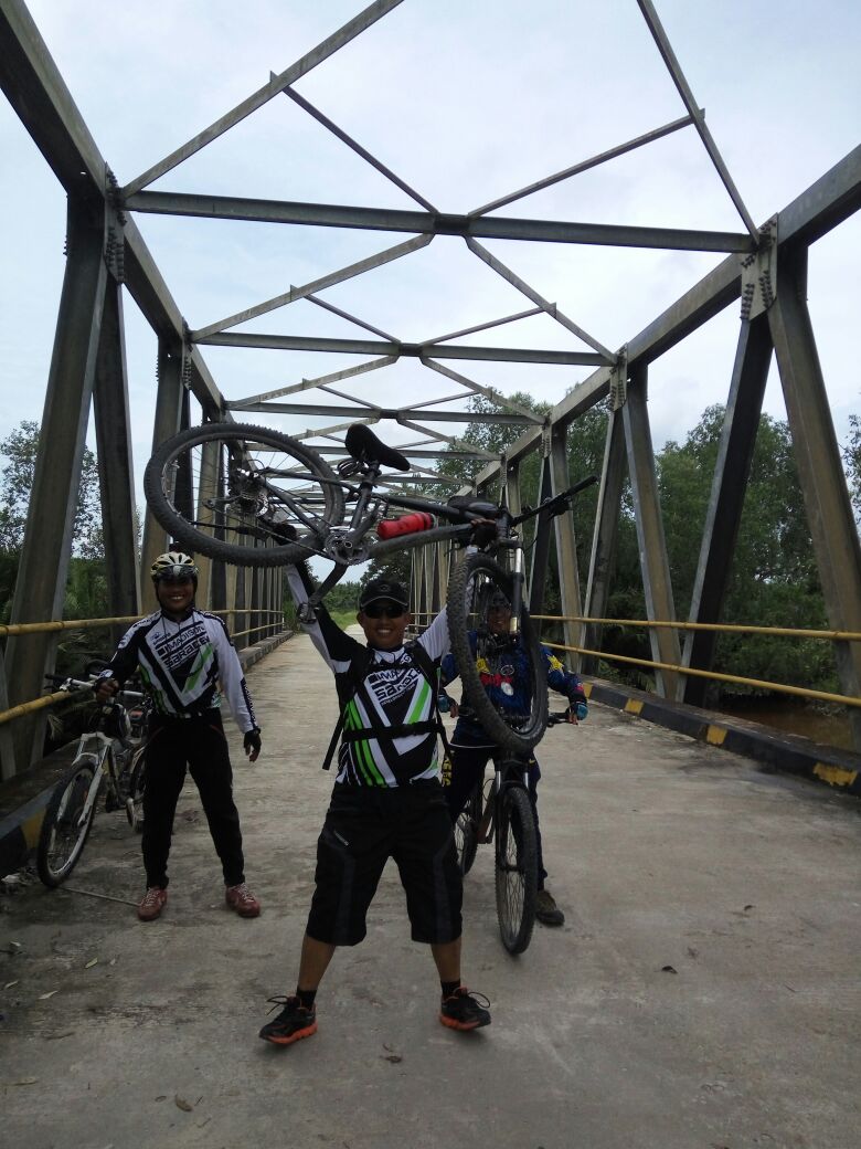 Gunakan Sepeda, Dani M Nursalam Sambangi Desa-desa