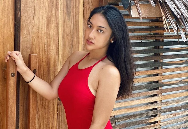 Pesona Anindita Hidayat Berbalut Dress Merah Menggoda