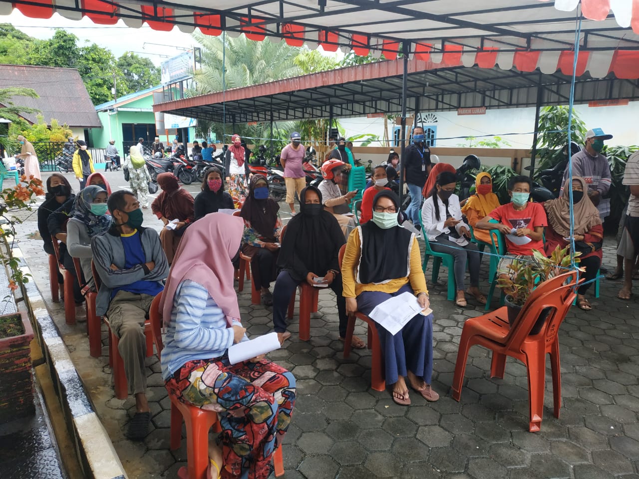 Kelurahan Tanjungpinang Barat Mendistribusikan 700 Paket Sembako Murah