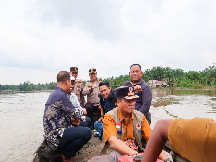 Pj Sekda Kampar TInjau TPS yang Terdampak Banjir Di Kecamatan Siak Hulu