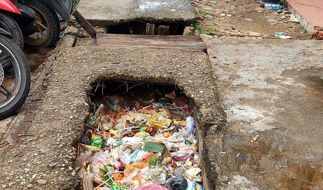 Kondisi Drainase di Tembilahan Memprihatinkan, Netizen: Ini Sampah Bukan Sembarang Sampah