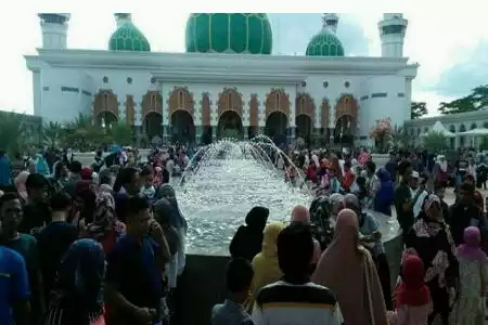 Masjid Agung Rohul Dipadati Pengunjung