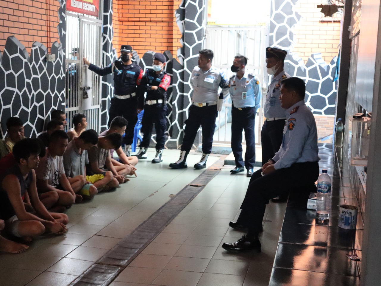 Cegah Gangguan Kamtib dan Wujudkan Zero Halinar, Kalapas Tembilahan Pimpin Sidak Kamar Hunian WBP