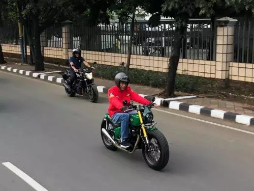 Jokowi Blusukan Naik Motor Custom, Timses: Bukan Mau Berubah Jadi Milenial
