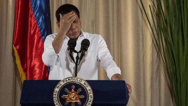 Cium Bibir Wanita di Atas Panggung, Duterte Dikecam
