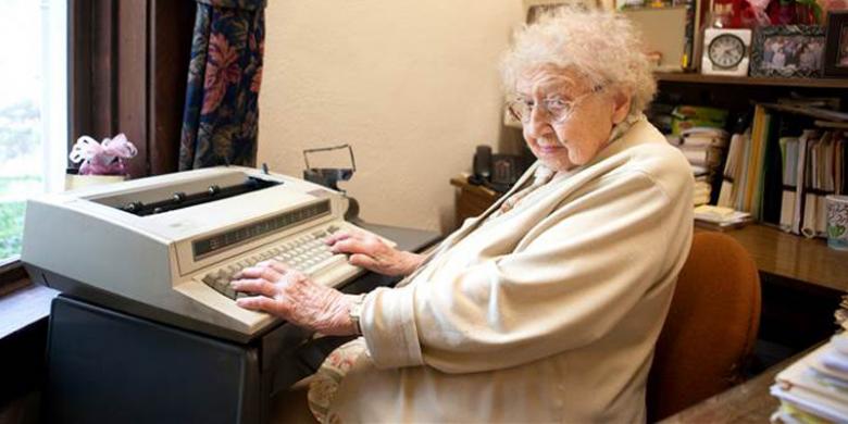Nenek Ini Tolak Pensiun Sebagai  Sekretaris