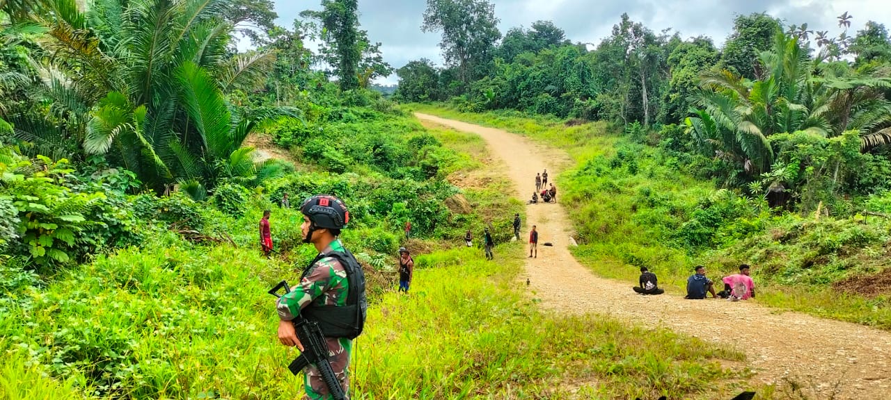 Peduli Alam Papua, Satgas Yonif 126/KC Bersama Masyarakat Laksanakan Gotong Royong